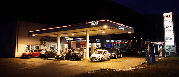BFT Tankstelle bei Nacht - Autohaus Rau GmbH